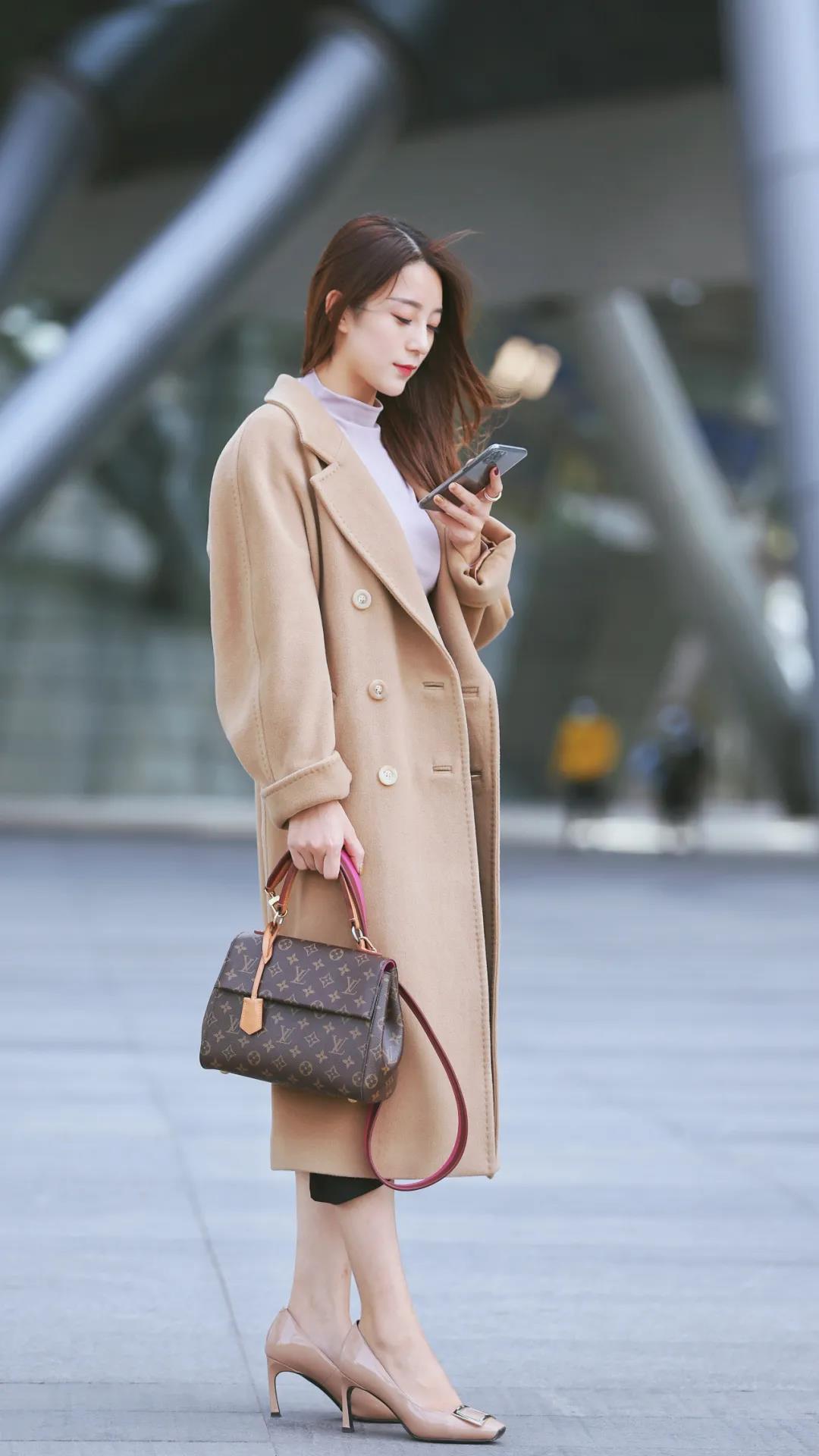 街拍|一年四季的衣服都能穿 也是件幸福的事儿(图2)