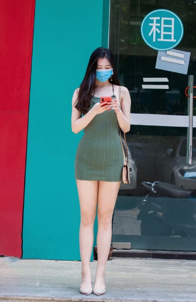 街拍|气质肤白美妇青色修身性感包臀裙(图1)