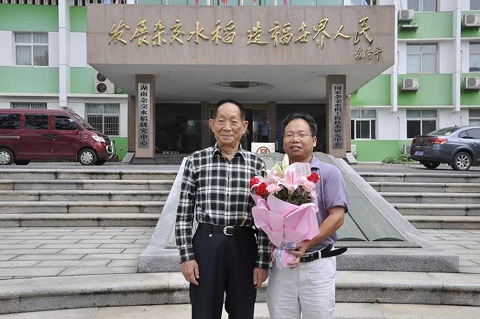 这世上没有神仙，也无需立庙。因为每一缕升起的炊烟，都是飘自人间的怀念。(图1)