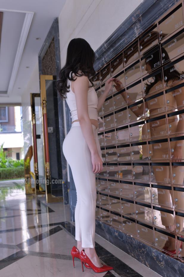【街拍】魂魂小姐姐白色休闲裤【280P-6.9G】(图2)