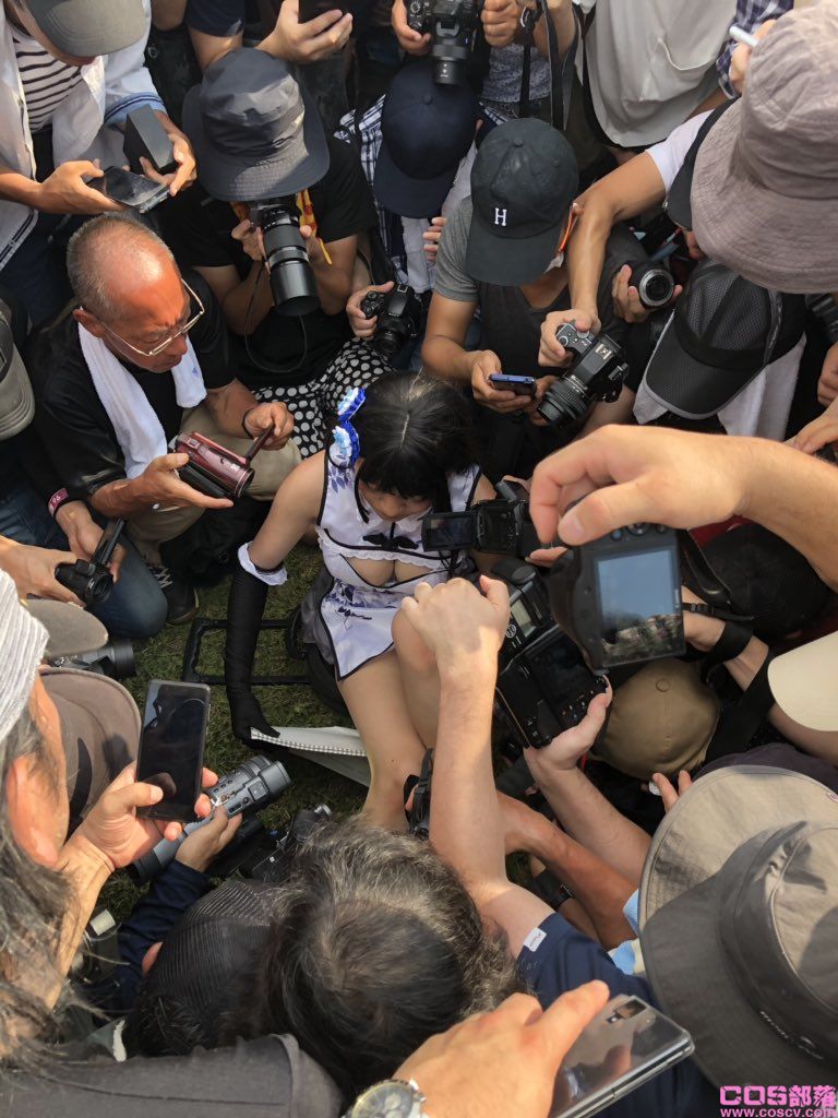 【如同痴汉】低角度拍摄镜头放进裙内，C96女coser被摄影师极近距离「围攻」受惊(图3)