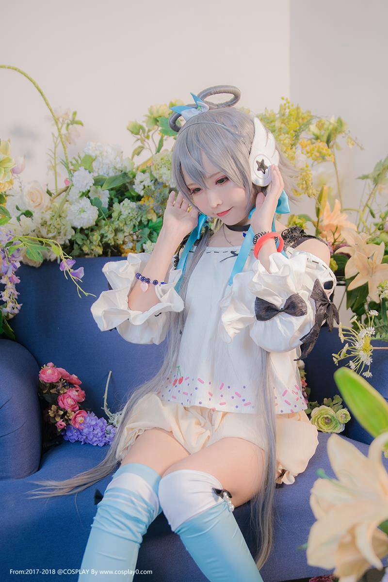 萌妹子いとう哀哀子洛天依白嫩萝莉Cosplay写真图片(图1)