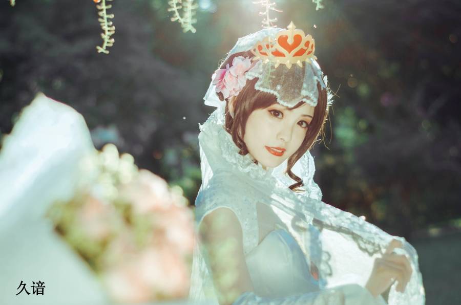 清纯美女Cos王者荣耀纯白花嫁小乔同人本子(图1)