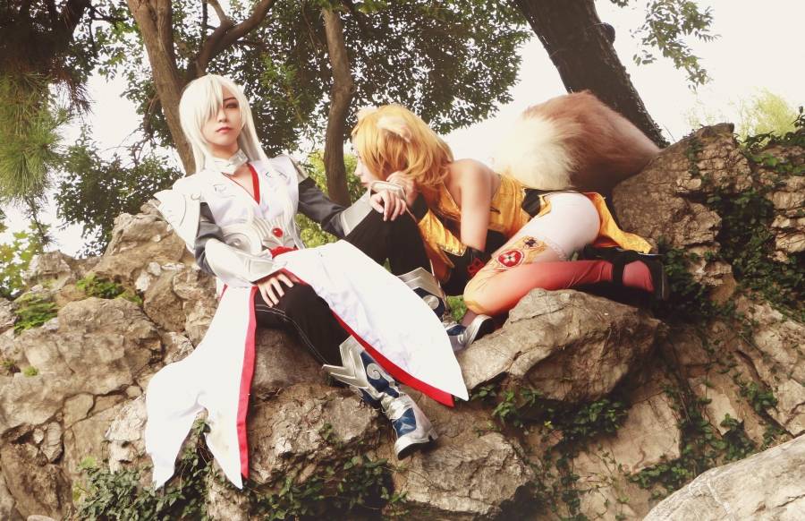 二次元百合姐妹花Cosplay王者荣耀妲己李白(图2)