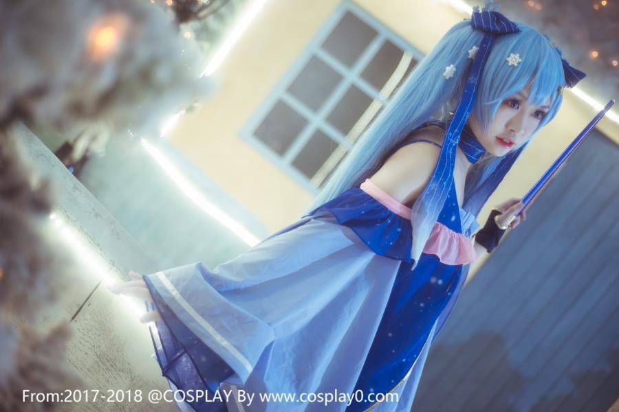 汐颜玲Cosplay初音未来雪初音同人萝莉(图6)