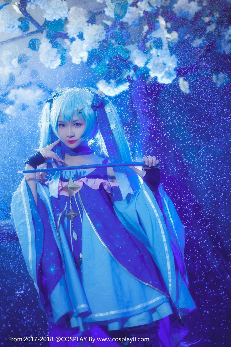 汐颜玲Cosplay初音未来雪初音同人萝莉(图3)