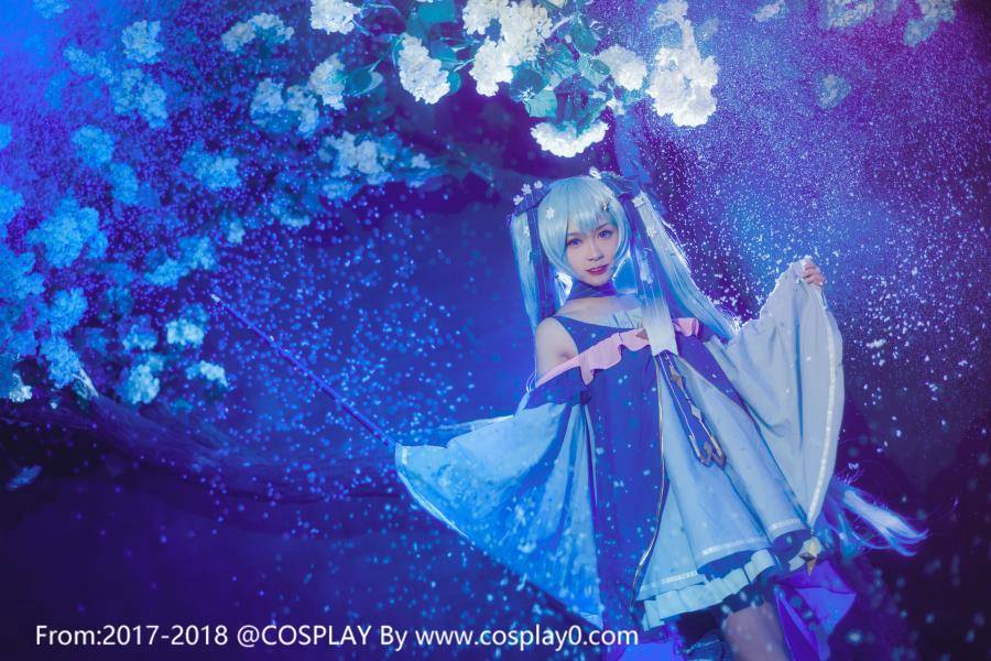汐颜玲Cosplay初音未来雪初音同人萝莉(图8)