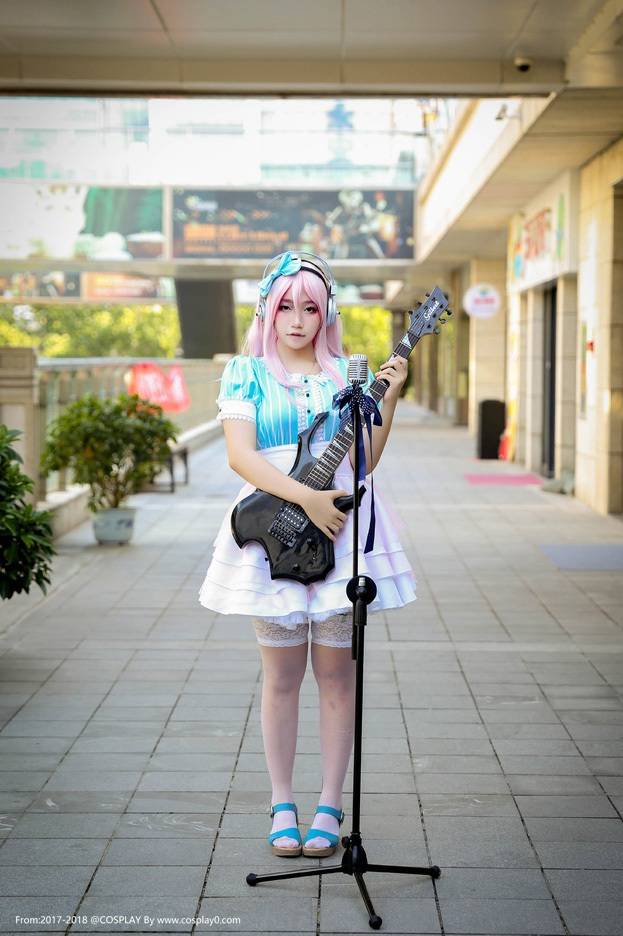 二次元美女超级索尼子蓝白打歌服Cosplay(图1)