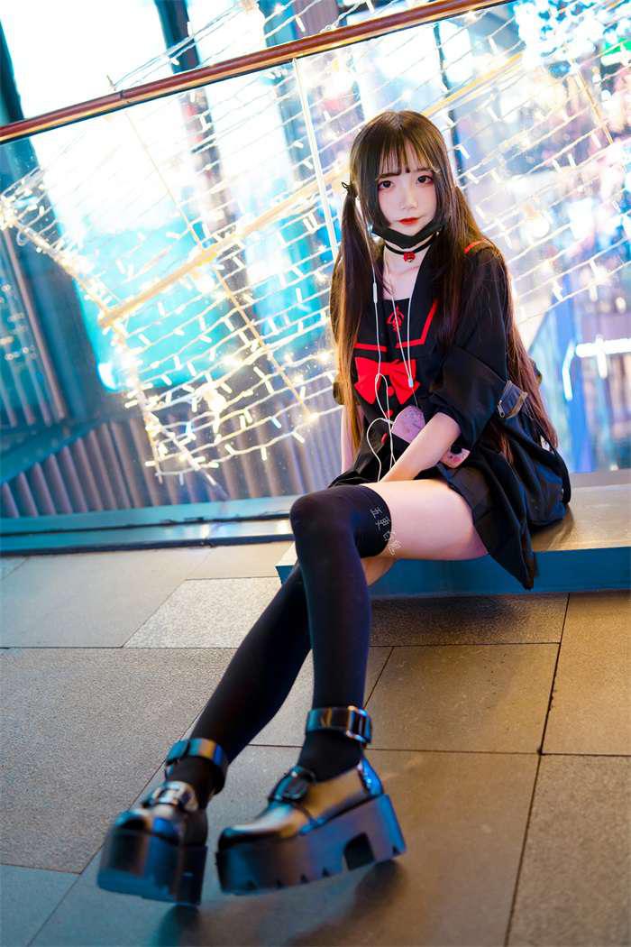 微博红人Coser@五更百鬼 制服【15P/30MB】(图2)