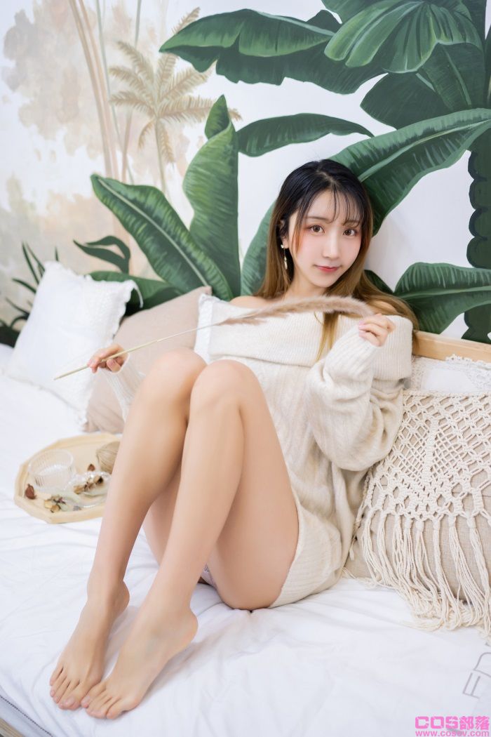 微博红人动漫Coser@-黑川-年上彼女 白色毛衣【12P/125MB】(图1)