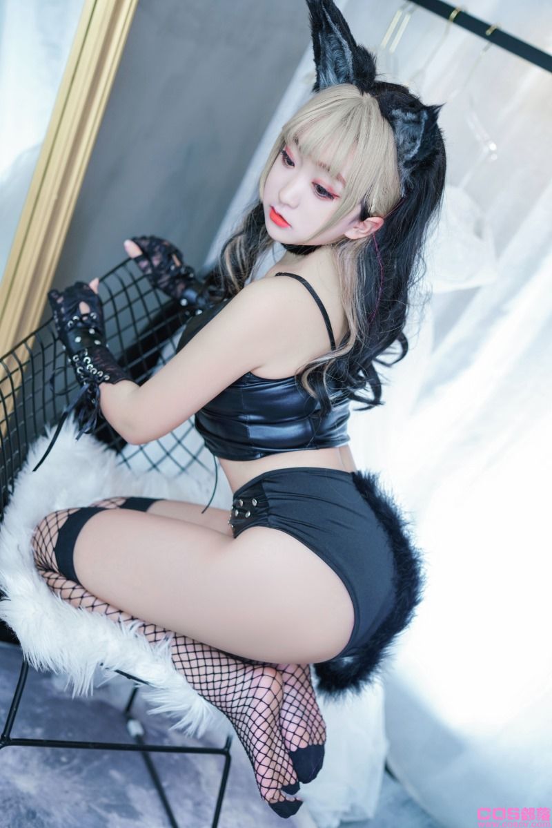 微博人气Coser@-桃夭葵- 皮衣小狼【45P/938MB】(图1)