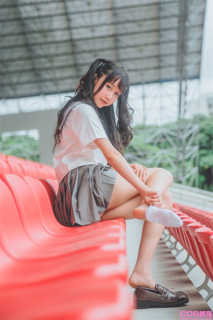 网紅Coser@木绵绵OwO - 灰色JK【38P/83.3MB】(图3)