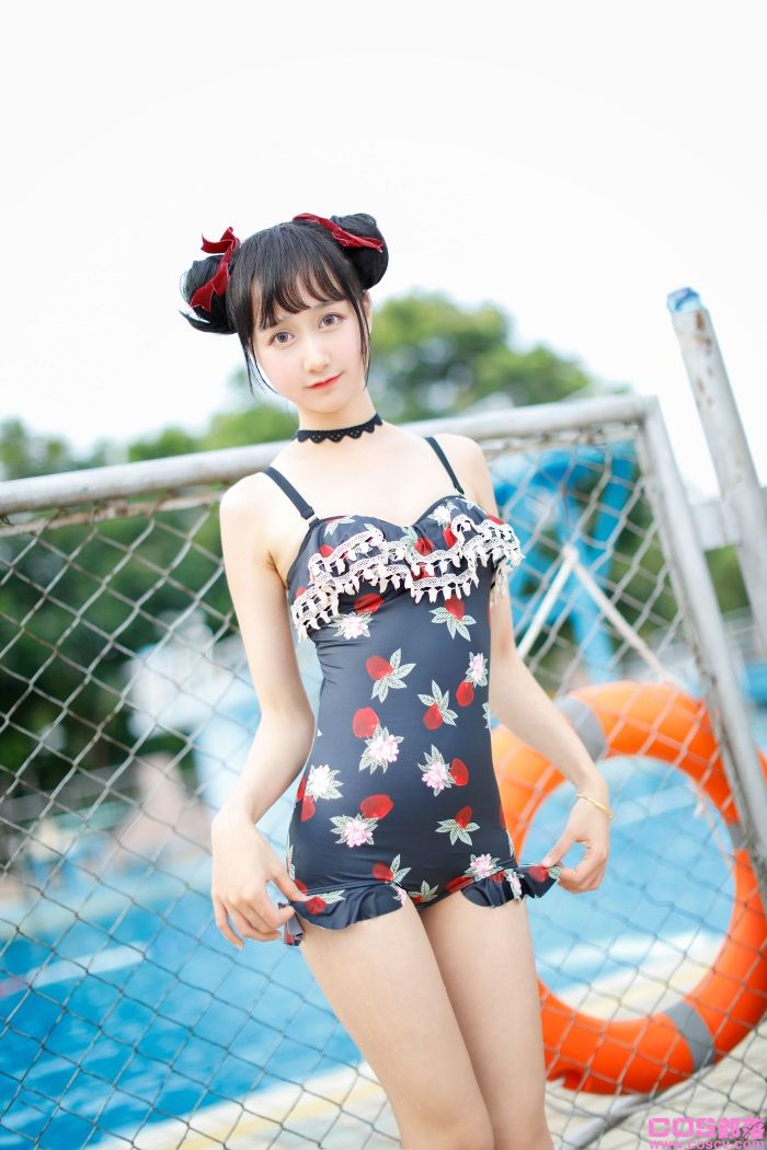 网紅Coser@木绵绵OwO - 草莓泳衣【40P/97.4MB】(图2)