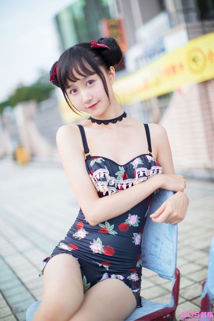 网紅Coser@木绵绵OwO - 草莓泳衣【40P/97.4MB】(图4)