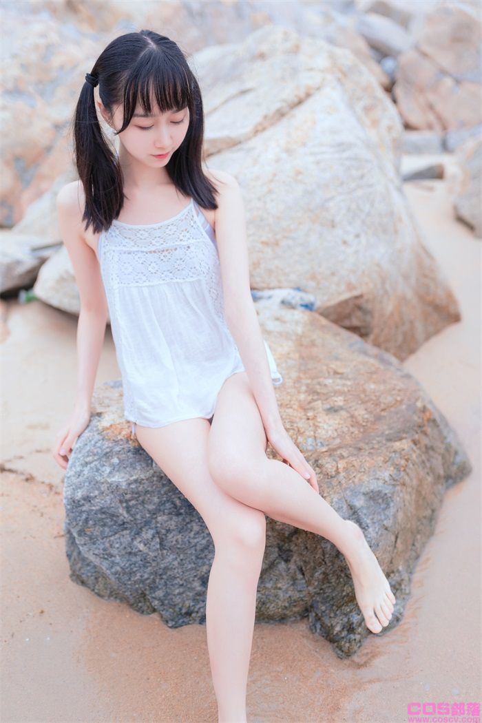 网紅Coser@木绵绵OwO - 海边白色比基尼电子版【30P/133MB】(图4)