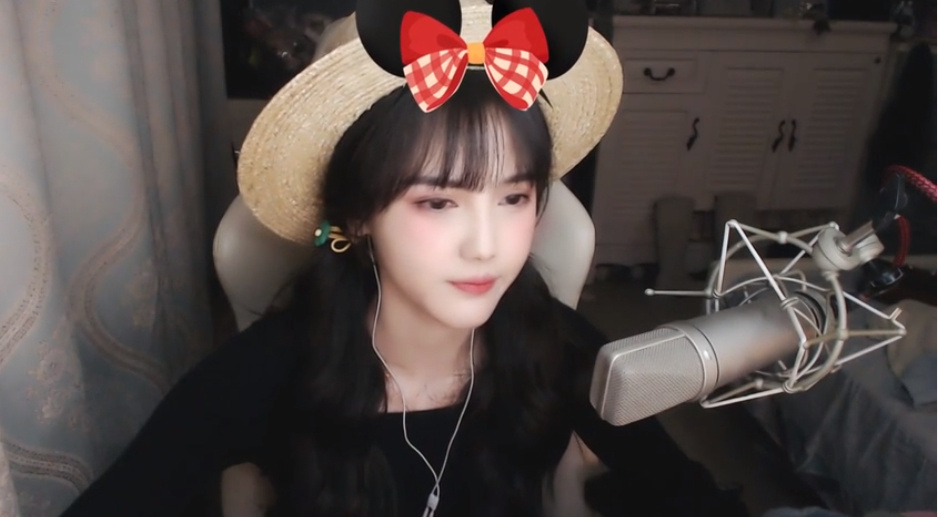 斗鱼杜佳丽怎么了？连麦无奈输了PK还惨遭羞辱，再次展现“喷人能力”(图1)