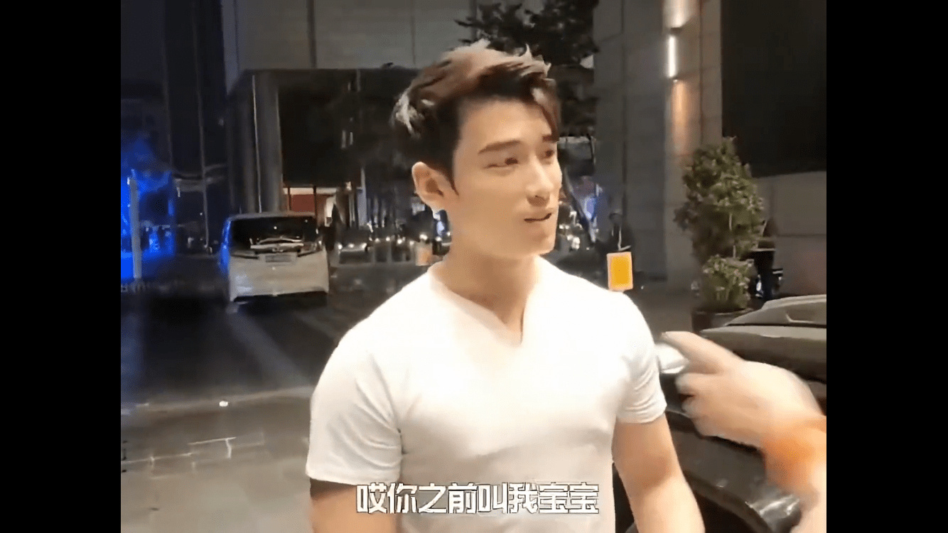 渣男分手后泡前女友妈妈，骗取奔驰豪车价值300多万是真的吗？(图1)
