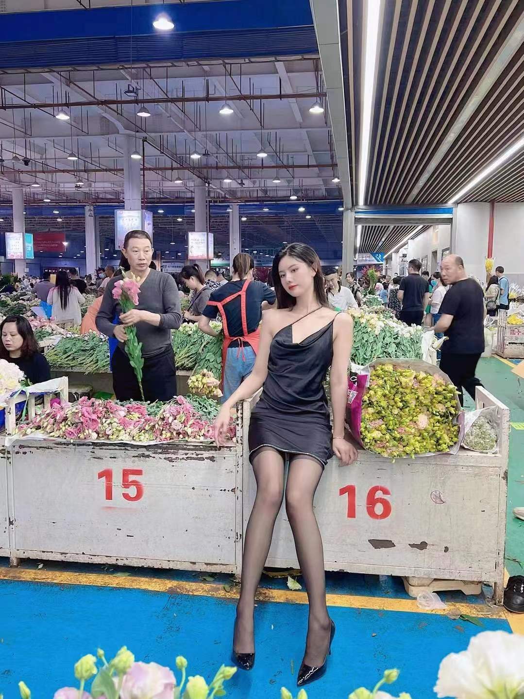 妖娆女神和菜市场形成的强烈反差(图2)