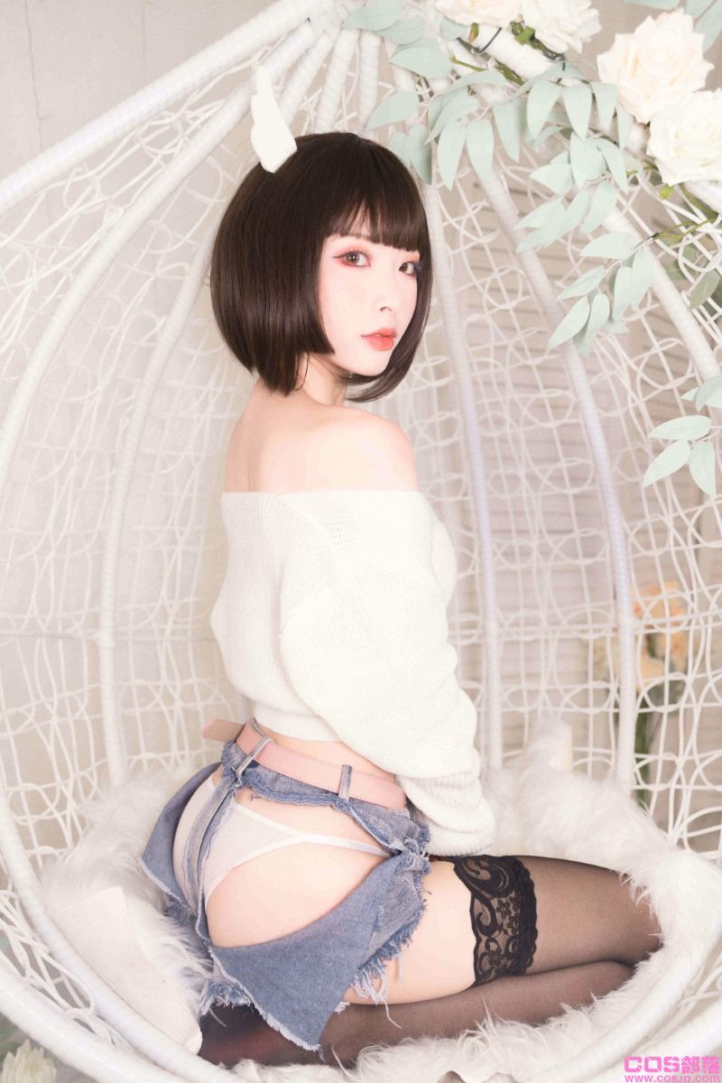 知名动漫博主@清水由乃 白色毛衣 [32P/1V/309MB](图4)