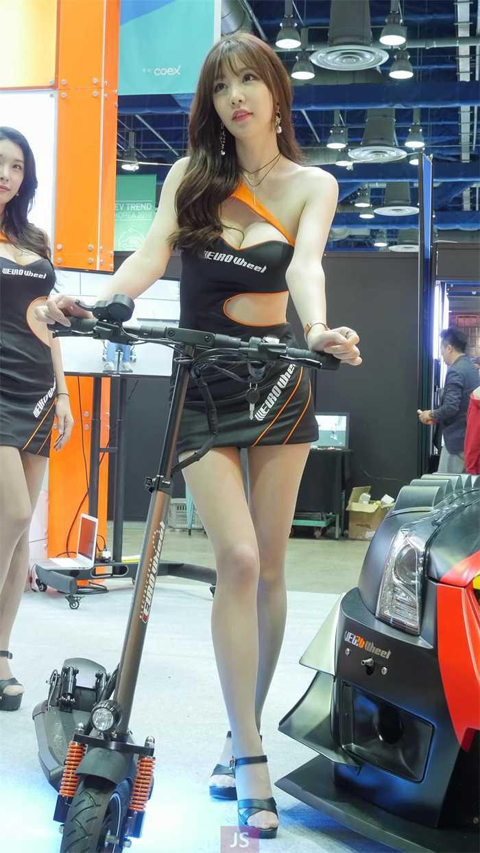 [车模视频] 韩国车展姓感车模饭拍2018-43 [3V/2.35G](图2)