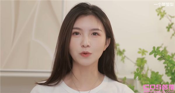 一个蟹蟹梨素颜火了 B站UP主酷似《最终幻想》女主蒂法走红(图1)